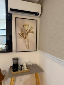 a picture of a flower on a wall at Belo Apartamento Com Piscina in Várzea Grande
