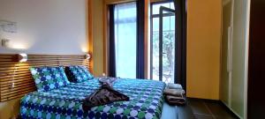 a bed sitting in a room with a window at B&B Casa de Paja in Sint-Truiden