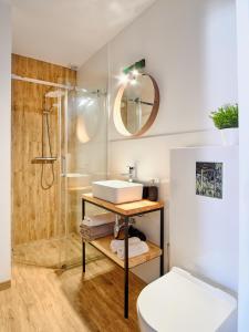 a bathroom with a sink and a shower and a toilet at Slow Łeba Relaksowa - Apartamenty z aneksami kuchennymi in Łeba +39 photos
