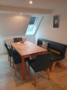 a dining room with a wooden table and chairs at Ferienwohnung am Schloss in Königstein in Kürmreuth