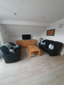 a living room with two couches and a coffee table at Ferienwohnung am Schloss in Königstein in Kürmreuth