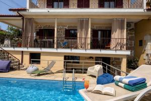 a villa with a swimming pool and a house at Villa Esteves avec piscine proche Braga Parking-terrasse & calme in Vila Verde