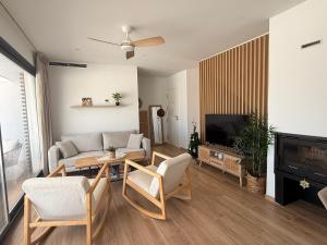 a living room with a couch and a tv at Casa Almar in San José