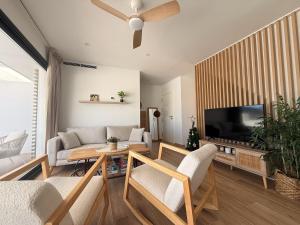 a living room with a couch and a tv at Casa Almar in San José