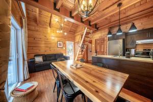 a dining room and living room in a log cabin at Le Sherwood #4 Shannon in Valcartier Station