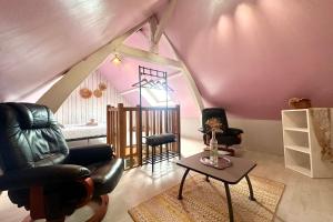a living room with leather chairs and a table at Escapade détente Duplex cosy avec SPA Parking in Abbeville