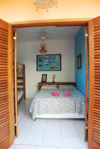 Rúm í herbergi á Samblumba Hostel Trindade