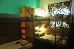 Giường tầng trong phòng chung tại Samblumba Hostel Trindade