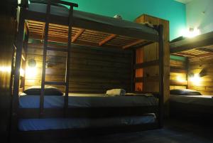 Rúm í herbergi á Samblumba Hostel Trindade