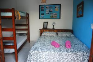 Rúm í herbergi á Samblumba Hostel Trindade