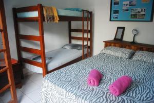 Rúm í herbergi á Samblumba Hostel Trindade