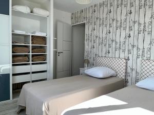 two beds sitting next to each other in a bedroom at Le Relais du 49 - Gîte in La Séguinière