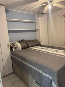 a small bedroom with a bed in a room at Hilltop Candy in San Isidro de El General