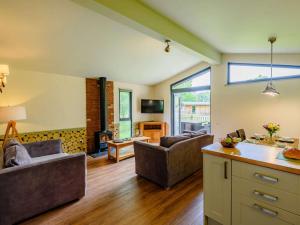 a living room with two couches and a fireplace at 2 Bed in Newark oc-88427 in Walesby