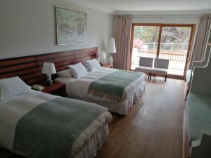 a hotel room with two beds and a window at Hotel Marbella Resort in Maitencillo
