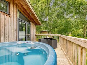 a hot tub on the deck of a house at 2 Bed in Newark oc-88428 in Walesby