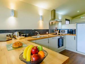 a kitchen with a bowl of fruit on a table at 2 Bed in Newark oc-88428 in Walesby