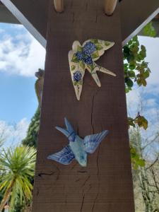 two birds made out of glass on a wall at Las Irondas in Moissac