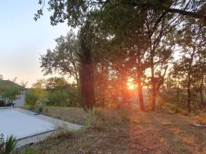 a view of the sunset from the backyard of a house at Las Irondas in Moissac +1 photo