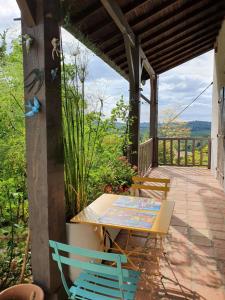 a patio with a table and chairs on a porch at Las Irondas in Moissac