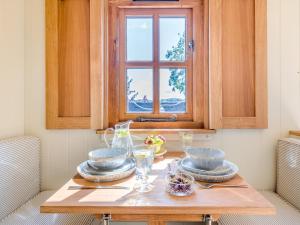 a table with bowls and glasses on it with a window at 1 Bed in Leominster oc-93060 in Pembridge +12 photos