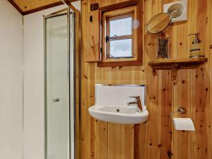 a bathroom with a sink and a mirror at 1 Bed in Lutterworth oc-93761 in Boughton +31 photos