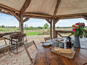a wooden table in a wooden pavilion with a tableablish at 1 Bed in Lutterworth oc-93761 in Boughton