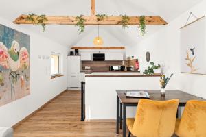 a kitchen and dining room with a table and chairs at KOLIBRI - Design Maisonette - Nintendo Switch, Streaming, Bikestore, E-Wallbox in Marburg an der Lahn
