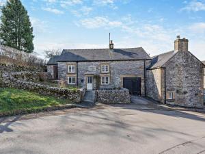 an old stone house with a gate and a driveway at 2 Bed in Buxton oc-95993 in Hartington