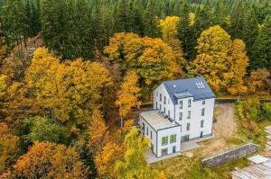 an overhead view of a white house in the woods at Apartmán Relax Pernink in Pernink