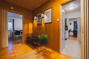 a hallway with wooden walls and aoyer with a plant at NORD Apartment in Tromsø
