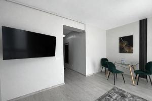 a living room with a flat screen tv on a wall at Virello Aparthotel 4 SELF CHECK-IN #Otopeni #Airport #Therme #Bucharest in Otopeni