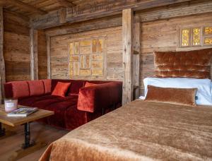 a living room with a couch and a bed at Nido sull`Aqua Chalet with Whirlpool in Sigriswil