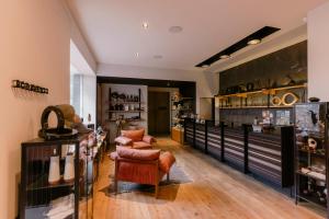 a shoe store with a chair and a shelf of shoes at Cinco Rodavento in Valle de Bravo