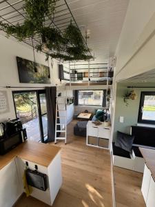 a tiny house with a kitchen and a living room at Tiny House Spreemaus in Hangelsberg