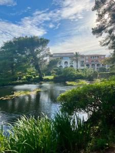 a building with a pond in front of a building at TOUT A PIED Dernier étage Vue imprenable EST-SUD OUEST mer -plage 100m-box in Six-Fours-les-Plages