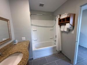 a bathroom with a bath tub and a sink at Bel-Air Motel in Alice +16 photos