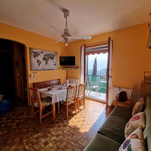 a living room with a table and chairs and a couch at LA PERLA DEL CENTRO LAGO DI COMO in Perledo