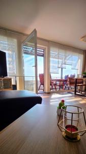 a large living room with a view of a living room at Penthouse Seebrise in Großräschen