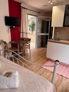 a room with a kitchen and a living room at Residence Sa Pintadera in Càbras