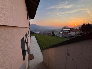 a view of a sunset from the side of a building at Auszeit am Mondseeberg in Tiefgraben