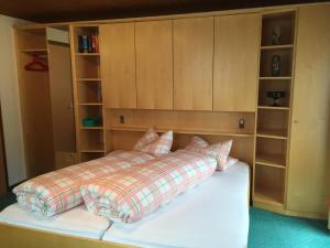 ein Bett mit zwei Kissen darüber in der Unterkunft Haus-Nummer 355 bei Renate & Roland in Pfunds