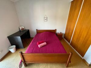 a bedroom with a bed with a pink blanket at Casa Verde in Braga