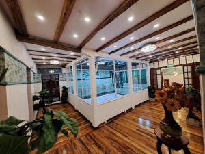 a room with a large window and a vase with flowers at Rossa Mia Hotel Boutique in Quito