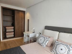 a living room with a bed and a desk with a table at Appartement de standing - Emplacement stratégique in Casablanca