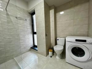 a bathroom with a toilet and a washing machine at Astryn Aparthotel 9 SELF CHECK-IN #Otopeni #Airport #Therme #Bucharest in Otopeni