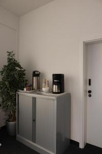 a counter with a coffee maker on top of it at nurHotel in Reinbek