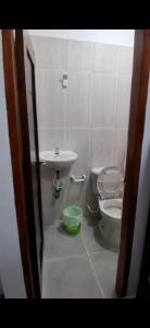 a bathroom with a toilet and a sink at Hospedaje Mango y Mar Habitaciones in Coveñas