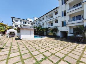 an empty courtyard in front of a building at Dacha by Great Host in Arambol