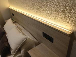 a headboard of a bed in a room at Pensión Plaza in Quintáns